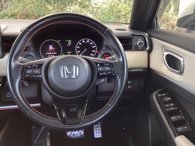 ヴェゼル e:HEVPLaY 試乗車 メモリーナビ リアカメラ ETC カーテンエアバッグ 盗難防止装置 アイドルストップ Pセンサー ABS ESC フルオートエアコン シートヒータ エアバッグ 禁煙 LEDヘッドライト 記録簿(3枚目)