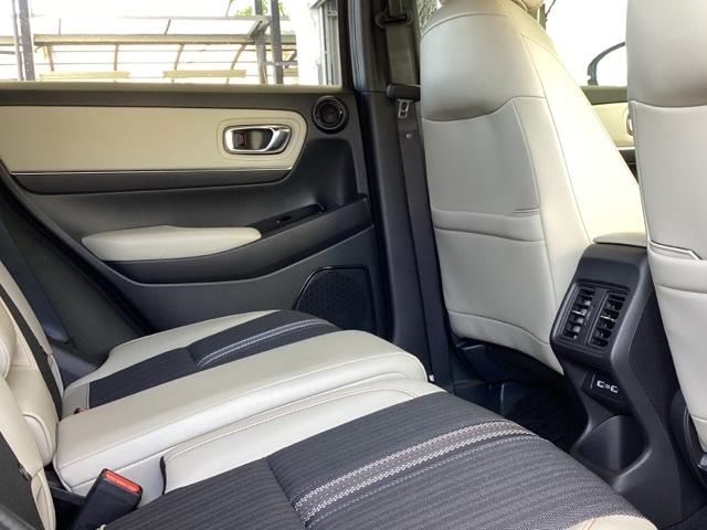 ヴェゼル e:HEVPLaY 試乗車 メモリーナビ リアカメラ ETC カーテンエアバッグ 盗難防止装置 アイドルストップ Pセンサー ABS ESC フルオートエアコン シートヒータ エアバッグ 禁煙 LEDヘッドライト 記録簿(29枚目)