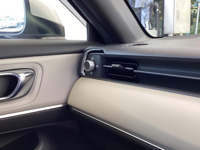 ヴェゼル e:HEVPLaY 試乗車 メモリーナビ リアカメラ ETC カーテンエアバッグ 盗難防止装置 アイドルストップ Pセンサー ABS ESC フルオートエアコン シートヒータ エアバッグ 禁煙 LEDヘッドライト 記録簿(32枚目)