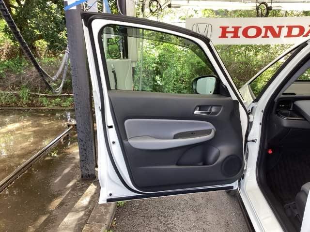 フィット e:HEVRS 試乗車 メモリーナビ ドラレコ ETC エアバッグ ナビ&TV パワーウィンドウ 助手席エアバッグ Dレコ フルセグテレビ LEDヘッドランプ セキュリティアラーム フルオートエアコン 禁煙 USB(36枚目)