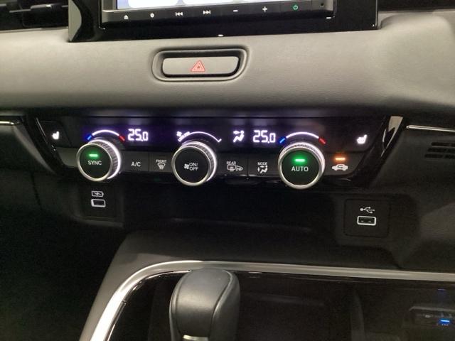 ヴェゼル ｅ：ＨＥＶＺ　メモリーナビ　ドラレコ　ＥＴＣ　衝突回避支援ブレーキ機能　スマキ　Ｐトランク　フルオートエアコン　Ｄレコ　エアバッグ　両席エアバック　Ｒカメ　パワーウィンドウ　ＬＥＤランプ　ソナー　クルーズＣ　ＵＳＢ（15枚目）