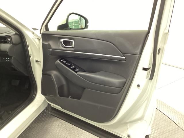 ヴェゼル ｅ：ＨＥＶＺ　メモリーナビ　ドラレコ　ＥＴＣ　衝突回避支援ブレーキ機能　スマキ　Ｐトランク　フルオートエアコン　Ｄレコ　エアバッグ　両席エアバック　Ｒカメ　パワーウィンドウ　ＬＥＤランプ　ソナー　クルーズＣ　ＵＳＢ（32枚目）