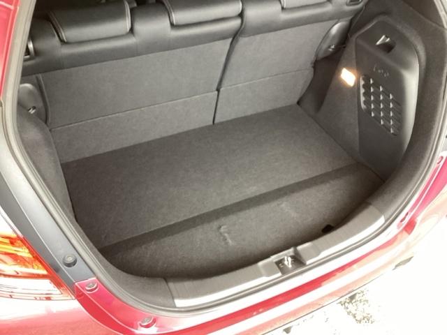 フィットハイブリッド Ｓホンダセンシング　純正メモリーナビ　ドラレコ　リアカメラ　スマ－トキ－　ナビＴＶ　アクティブクルーズコントロール　パワーウインドウ　ドライブレコーダ　サイドエアバック　ＤＶＤ再生　パワーステアリング　整備記録簿　ＡＢＳ（64枚目）