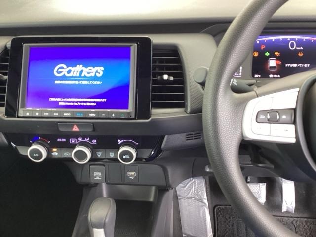 フィット ベーシック　純正メモリナビ　衝突低減ブレーキ　ＥＴＣ　アイスト　衝突軽減　ＤＶＤ再生　クリアランスソナー　ＶＳＡ　地デジ　オートエアコン　ＵＳＢ接続　イモビライザー　ＡＵＴＯライト　クルーズコントロール　キーレス（3枚目）