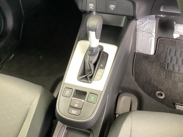 フィット ベーシック　純正メモリナビ　衝突低減ブレーキ　ＥＴＣ　アイスト　衝突軽減　ＤＶＤ再生　クリアランスソナー　ＶＳＡ　地デジ　オートエアコン　ＵＳＢ接続　イモビライザー　ＡＵＴＯライト　クルーズコントロール　キーレス（13枚目）