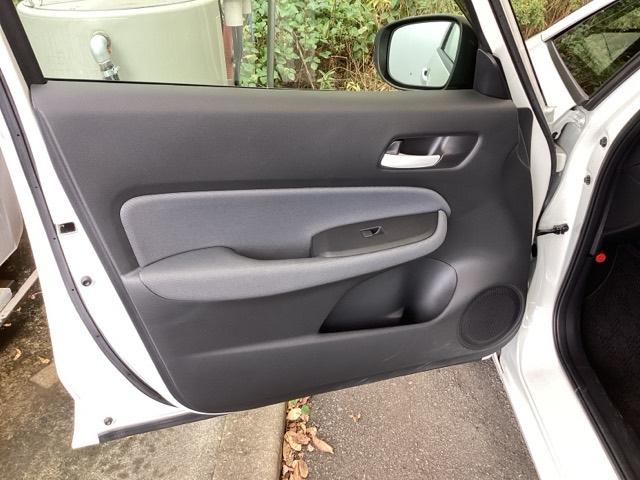 フィット ベーシック　純正メモリナビ　衝突低減ブレーキ　ＥＴＣ　アイスト　衝突軽減　ＤＶＤ再生　クリアランスソナー　ＶＳＡ　地デジ　オートエアコン　ＵＳＢ接続　イモビライザー　ＡＵＴＯライト　クルーズコントロール　キーレス（32枚目）