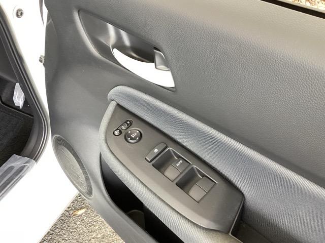 フィット ベーシック　純正メモリナビ　衝突低減ブレーキ　ＥＴＣ　アイスト　衝突軽減　ＤＶＤ再生　クリアランスソナー　ＶＳＡ　地デジ　オートエアコン　ＵＳＢ接続　イモビライザー　ＡＵＴＯライト　クルーズコントロール　キーレス（50枚目）