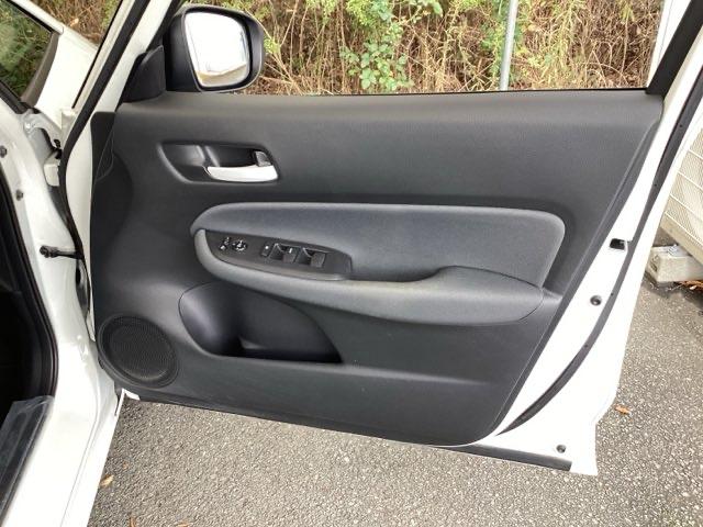 フィット ベーシック　純正メモリナビ　衝突低減ブレーキ　ＥＴＣ　アイスト　衝突軽減　ＤＶＤ再生　クリアランスソナー　ＶＳＡ　地デジ　オートエアコン　ＵＳＢ接続　イモビライザー　ＡＵＴＯライト　クルーズコントロール　キーレス（51枚目）