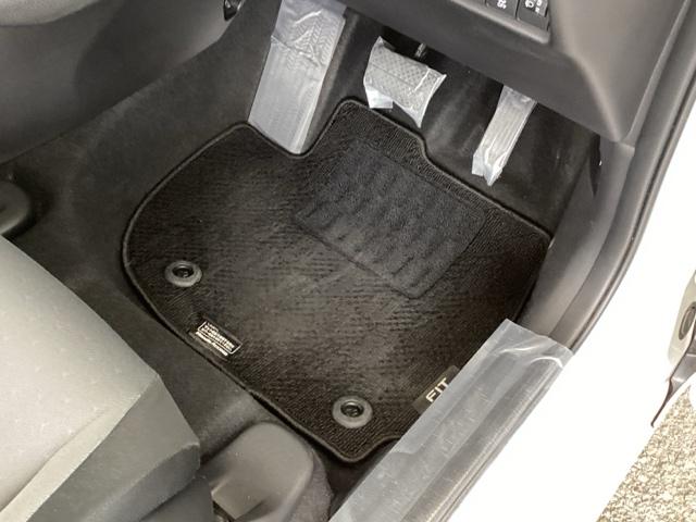 フィット ベーシック　純正メモリナビ　衝突低減ブレーキ　ＥＴＣ　アイスト　衝突軽減　ＤＶＤ再生　クリアランスソナー　ＶＳＡ　地デジ　オートエアコン　ＵＳＢ接続　イモビライザー　ＡＵＴＯライト　クルーズコントロール　キーレス（52枚目）