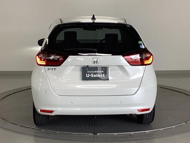 フィット ホーム　純正メモリーナビ　リアカメラ　衝突軽減ブレーキ　ＬＥＤライト　オートライト　記録簿付　エアバッグ　ｉストップ　スマ－トキ－　盗難防止装置　Ｗエアバック　ＵＳＢポート　フルオートエアコン　パワステ（9枚目）