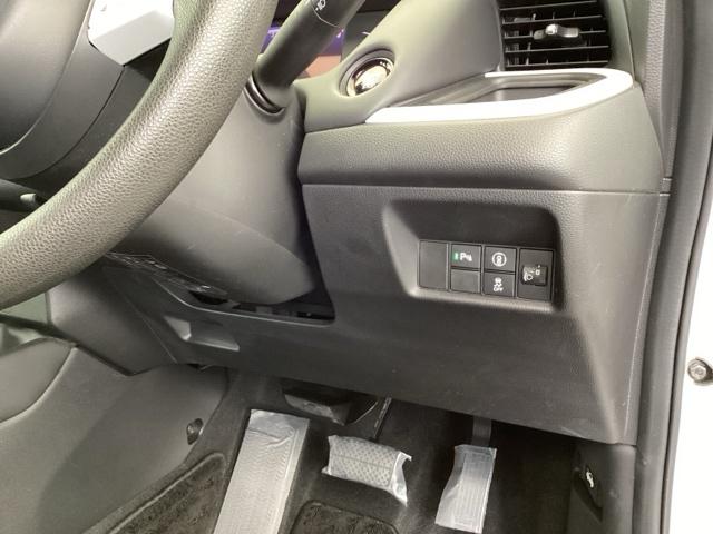 フィット ホーム　純正メモリーナビ　リアカメラ　衝突軽減ブレーキ　ＬＥＤライト　オートライト　記録簿付　エアバッグ　ｉストップ　スマ－トキ－　盗難防止装置　Ｗエアバック　ＵＳＢポート　フルオートエアコン　パワステ（15枚目）