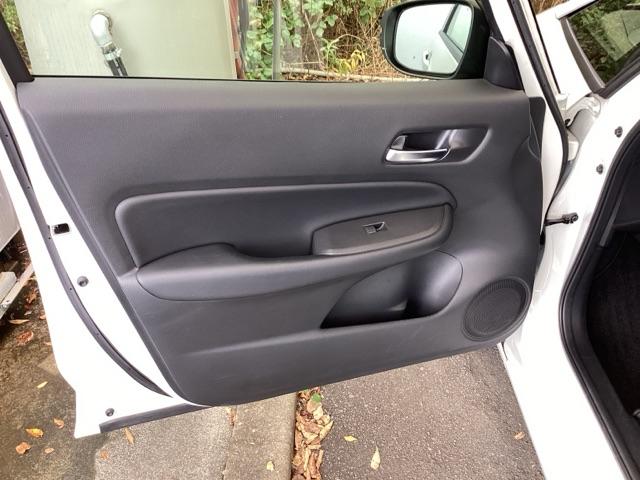 フィット ホーム　純正メモリーナビ　リアカメラ　衝突軽減ブレーキ　ＬＥＤライト　オートライト　記録簿付　エアバッグ　ｉストップ　スマ－トキ－　盗難防止装置　Ｗエアバック　ＵＳＢポート　フルオートエアコン　パワステ（32枚目）