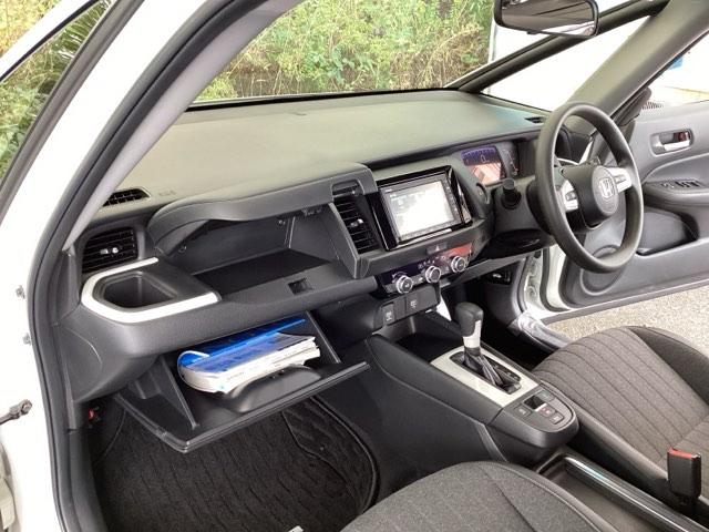 フィット ホーム　純正メモリーナビ　リアカメラ　衝突軽減ブレーキ　ＬＥＤライト　オートライト　記録簿付　エアバッグ　ｉストップ　スマ－トキ－　盗難防止装置　Ｗエアバック　ＵＳＢポート　フルオートエアコン　パワステ（33枚目）