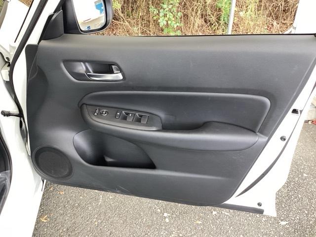 フィット ホーム　純正メモリーナビ　リアカメラ　衝突軽減ブレーキ　ＬＥＤライト　オートライト　記録簿付　エアバッグ　ｉストップ　スマ－トキ－　盗難防止装置　Ｗエアバック　ＵＳＢポート　フルオートエアコン　パワステ（50枚目）