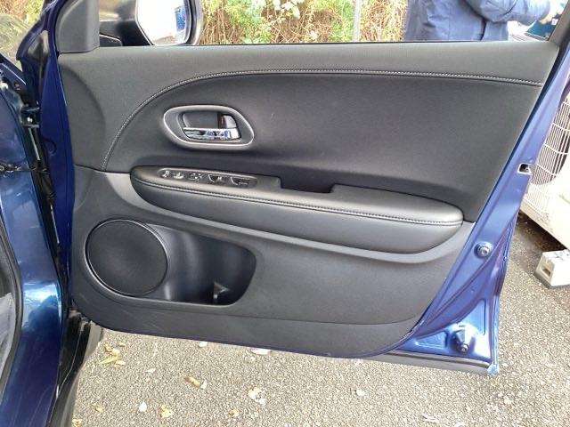 ヴェゼル Ｓ　メモリーナビ　衝突低減ブレーキ　ＥＴＣ　記録簿　オートエアコン　衝突被害軽減ブレーキ　ＵＳＢ　サイドエアバック　リヤカメラ　ＬＥＤヘッドランプ　クルーズコントロール　盗難防止システム　横滑り防止（52枚目）