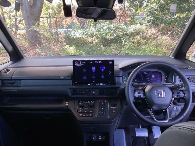 ステップワゴン ｅ：ＨＥＶスパーダ　純正ナビ　フルセグ　リアカメラ　フルオートエアコン　ＥＳＣ　シートヒータ　キーフリー　ＬＥＤヘッドランプ　イモビ　ＡＢＳ　スマートキ　ＵＳＢポート　クルーズコントロール　サイドカーテンエアバック（3枚目）