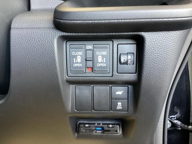 ステップワゴン ｅ：ＨＥＶスパーダ　純正ナビ　フルセグ　リアカメラ　フルオートエアコン　ＥＳＣ　シートヒータ　キーフリー　ＬＥＤヘッドランプ　イモビ　ＡＢＳ　スマートキ　ＵＳＢポート　クルーズコントロール　サイドカーテンエアバック（16枚目）