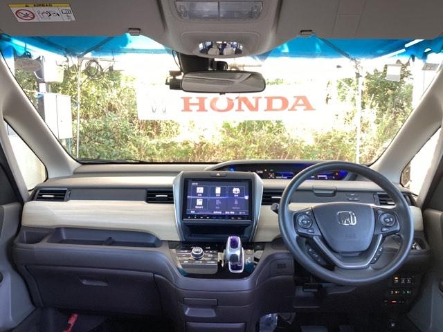 フリードハイブリッド ハイブリッド・Ｇホンダセンシング　ナビ　フルセグ　リヤカメラ　軽減ブレーキ　キーフリーシステム　記録簿　ＤＶＤ再生可能　ＥＣＯＮ　禁煙　後カメラ　Ａクルーズ　ＬＥＤヘッドランプ　横滑防止　ドライブレコーダ　パワーウインドウ　３列シート（3枚目）