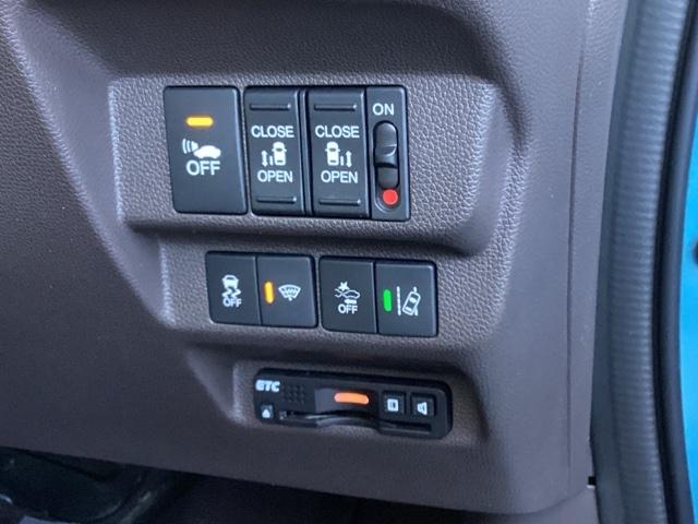 フリードハイブリッド ハイブリッド・Ｇホンダセンシング　ナビ　フルセグ　リヤカメラ　軽減ブレーキ　キーフリーシステム　記録簿　ＤＶＤ再生可能　ＥＣＯＮ　禁煙　後カメラ　Ａクルーズ　ＬＥＤヘッドランプ　横滑防止　ドライブレコーダ　パワーウインドウ　３列シート（12枚目）