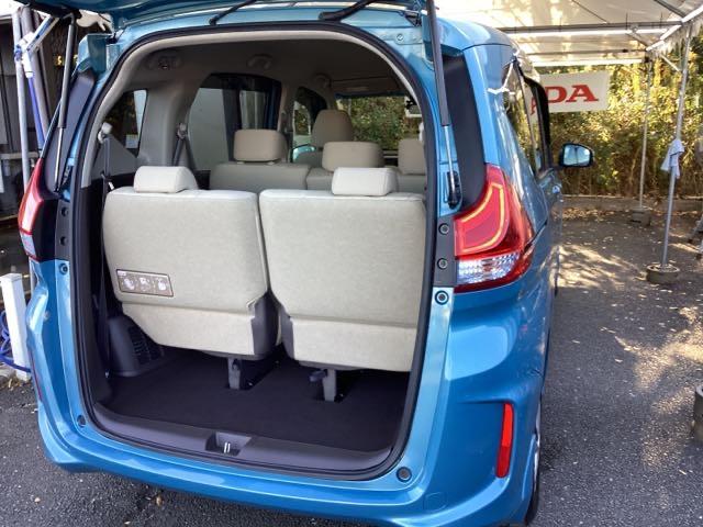 フリードハイブリッド ハイブリッド・Ｇホンダセンシング　ナビ　フルセグ　リヤカメラ　軽減ブレーキ　キーフリーシステム　記録簿　ＤＶＤ再生可能　ＥＣＯＮ　禁煙　後カメラ　Ａクルーズ　ＬＥＤヘッドランプ　横滑防止　ドライブレコーダ　パワーウインドウ　３列シート（18枚目）