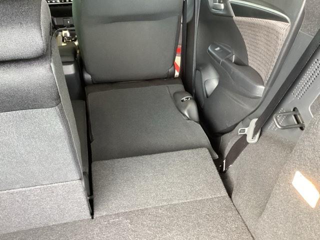 フィットハイブリッド Fコンフォートエディション 純正ナビ フルセグ リアカメラ セキュリティアラーム USB接続 スマキー ETC車載器 リヤカメラ 横滑り防止機能 地デジ LEDヘッド ABS エアバッグ パワーウインドウ アイドリングストップ(22枚目)