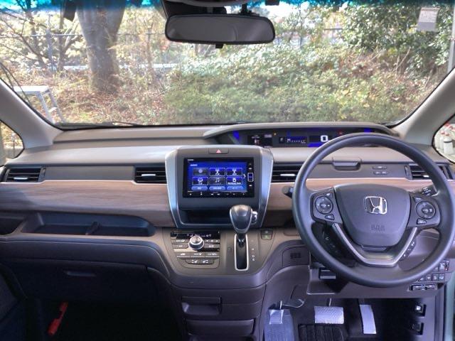 フリード Ｇ　純正ナビ　フルセグ　リアカメラ　Ａクルーズ　３列シート　ＬＥＤヘッドライト　パワーウインドウ　地デジ　Ｒカメラ　イモビ　ＶＳＡ　ＵＳＢ　ドライブレコーダー　エアコン　エアバッグ　スマートキー　キーフリ（3枚目）