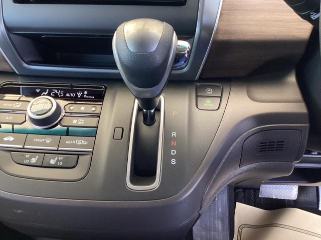 フリード Ｇ　純正ナビ　フルセグ　リアカメラ　Ａクルーズ　３列シート　ＬＥＤヘッドライト　パワーウインドウ　地デジ　Ｒカメラ　イモビ　ＶＳＡ　ＵＳＢ　ドライブレコーダー　エアコン　エアバッグ　スマートキー　キーフリ（14枚目）