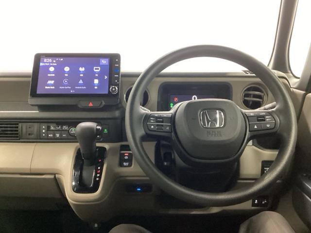 �z���_�����������[�i�r���ڂȂ̂ŁA�����ւ̃h���C�u�����C���������I�X�e�A�����O���葤�ɃI�[�f�B�I�֘A�̃R���g���[���X�C�b�`��z�u���Ă��܂��B���쎞�͎�������炷���ƂȂ��^�]�ɏW���ł��܂�