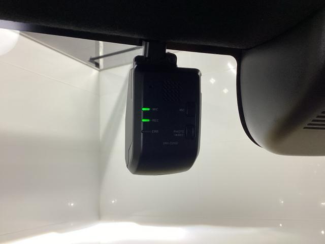 �܂����I�̎��̂��߂Ƀh���C�u���R�[�_�[�������Ă��܂��B�Փ˂����m����ƈ�莞�ԉ摜�������ۑ��ł���̂ň��S�ł��B