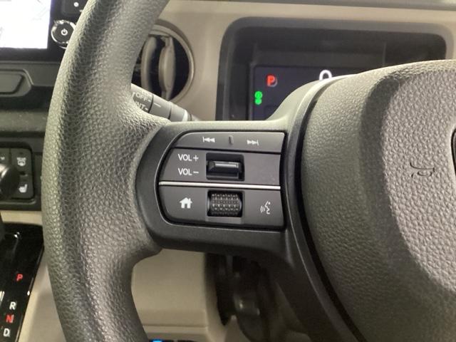 �X�e�A�����O���葤�̓I�[�f�B�I�֘A�̑���X�C�b�`�ł��B��������炷���ƂȂ��^�]�ɏW���ł��܂�