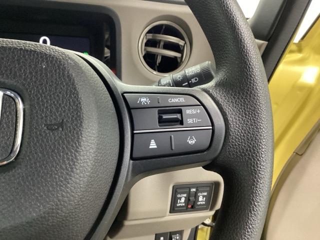 �X�e�A�����O�E�葤�Ɉ��S�^�]�x���@�\�̃z���_�Z���V���O���R���g���[������X�C�b�`�A���葤�ɃI�[�f�B�I�֘A�̃R���g���[���X�C�b�`��z�u�A��������炷���ƂȂ��^�]�ɏW���ł��܂�