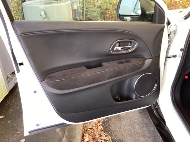 ヴェゼル ＲＳ・ホンダセンシング　メモリーナビ　リアカメラ　ＥＴＣ　盗難防止　バックモニター　サイドエアバック　スマ－トキ－　シートヒータ　ＬＥＤライト　地デジＴＶ　フルオートエアコン　整備記録簿　ＤＶＤ　横滑り防止機能　ナビ＆ＴＶ（33枚目）