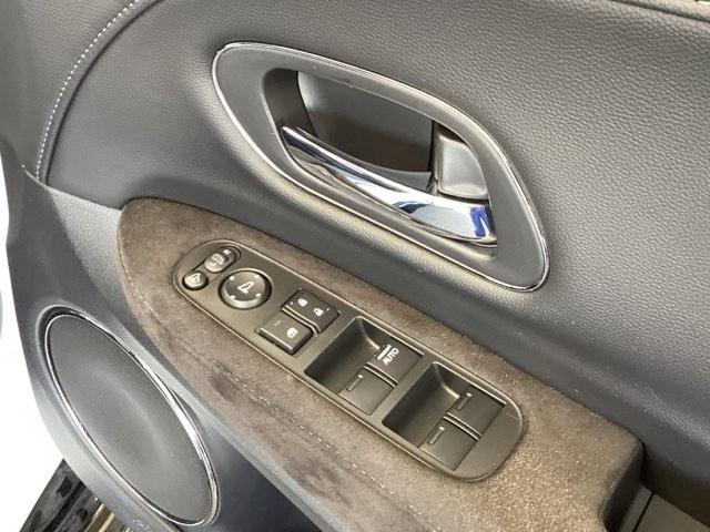 ヴェゼル ＲＳ・ホンダセンシング　メモリーナビ　リアカメラ　ＥＴＣ　盗難防止　バックモニター　サイドエアバック　スマ－トキ－　シートヒータ　ＬＥＤライト　地デジＴＶ　フルオートエアコン　整備記録簿　ＤＶＤ　横滑り防止機能　ナビ＆ＴＶ（49枚目）