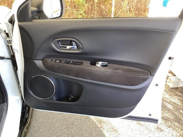 ヴェゼル ＲＳ・ホンダセンシング　メモリーナビ　リアカメラ　ＥＴＣ　盗難防止　バックモニター　サイドエアバック　スマ－トキ－　シートヒータ　ＬＥＤライト　地デジＴＶ　フルオートエアコン　整備記録簿　ＤＶＤ　横滑り防止機能　ナビ＆ＴＶ（50枚目）