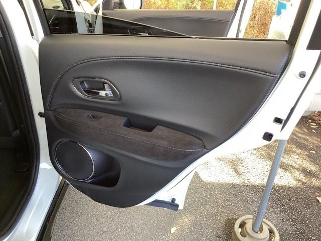 ヴェゼル ＲＳ・ホンダセンシング　メモリーナビ　リアカメラ　ＥＴＣ　盗難防止　バックモニター　サイドエアバック　スマ－トキ－　シートヒータ　ＬＥＤライト　地デジＴＶ　フルオートエアコン　整備記録簿　ＤＶＤ　横滑り防止機能　ナビ＆ＴＶ（60枚目）