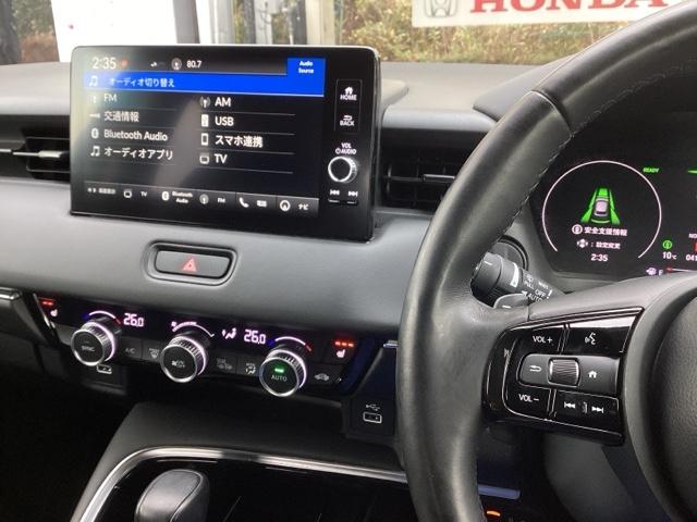 ヴェゼル ｅ：ＨＥＶＺ　純正ナビ　フルセグ　リアカメラ　衝突回避支援ブレーキ機能　スマキ　Ｐトランク　フルオートエアコン　Ｄレコ　エアバッグ　両席エアバック　Ｒカメ　パワーウィンドウ　ＬＥＤランプ　ソナー　クルーズＣ　ＵＳＢ（2枚目）