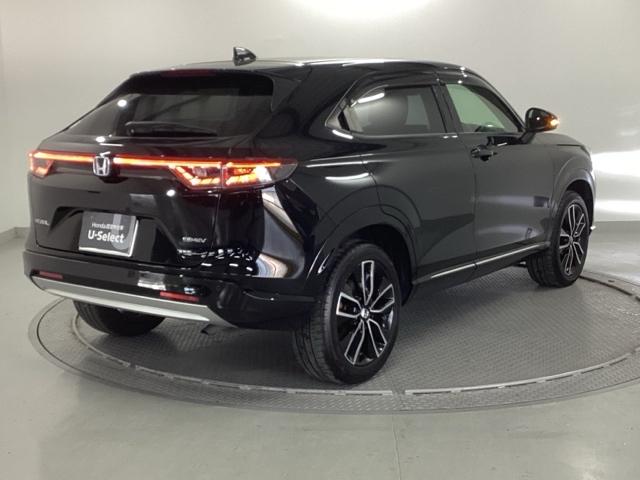 ヴェゼル ｅ：ＨＥＶＺ　純正ナビ　フルセグ　リアカメラ　衝突回避支援ブレーキ機能　スマキ　Ｐトランク　フルオートエアコン　Ｄレコ　エアバッグ　両席エアバック　Ｒカメ　パワーウィンドウ　ＬＥＤランプ　ソナー　クルーズＣ　ＵＳＢ（8枚目）