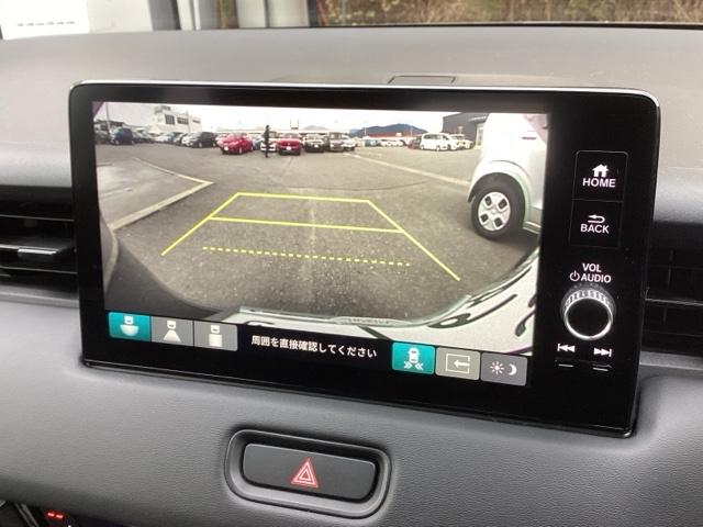 ヴェゼル ｅ：ＨＥＶＺ　純正ナビ　フルセグ　リアカメラ　衝突回避支援ブレーキ機能　スマキ　Ｐトランク　フルオートエアコン　Ｄレコ　エアバッグ　両席エアバック　Ｒカメ　パワーウィンドウ　ＬＥＤランプ　ソナー　クルーズＣ　ＵＳＢ（12枚目）