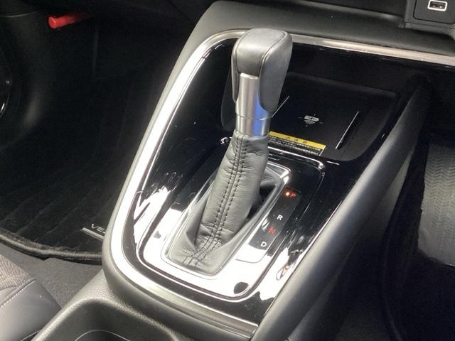 ヴェゼル ｅ：ＨＥＶＺ　純正ナビ　フルセグ　リアカメラ　衝突回避支援ブレーキ機能　スマキ　Ｐトランク　フルオートエアコン　Ｄレコ　エアバッグ　両席エアバック　Ｒカメ　パワーウィンドウ　ＬＥＤランプ　ソナー　クルーズＣ　ＵＳＢ（14枚目）