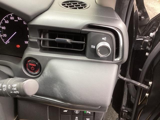 ヴェゼル ｅ：ＨＥＶＺ　純正ナビ　フルセグ　リアカメラ　衝突回避支援ブレーキ機能　スマキ　Ｐトランク　フルオートエアコン　Ｄレコ　エアバッグ　両席エアバック　Ｒカメ　パワーウィンドウ　ＬＥＤランプ　ソナー　クルーズＣ　ＵＳＢ（15枚目）