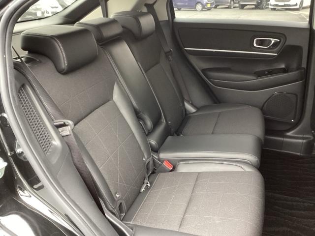 ヴェゼル ｅ：ＨＥＶＺ　純正ナビ　フルセグ　リアカメラ　衝突回避支援ブレーキ機能　スマキ　Ｐトランク　フルオートエアコン　Ｄレコ　エアバッグ　両席エアバック　Ｒカメ　パワーウィンドウ　ＬＥＤランプ　ソナー　クルーズＣ　ＵＳＢ（20枚目）