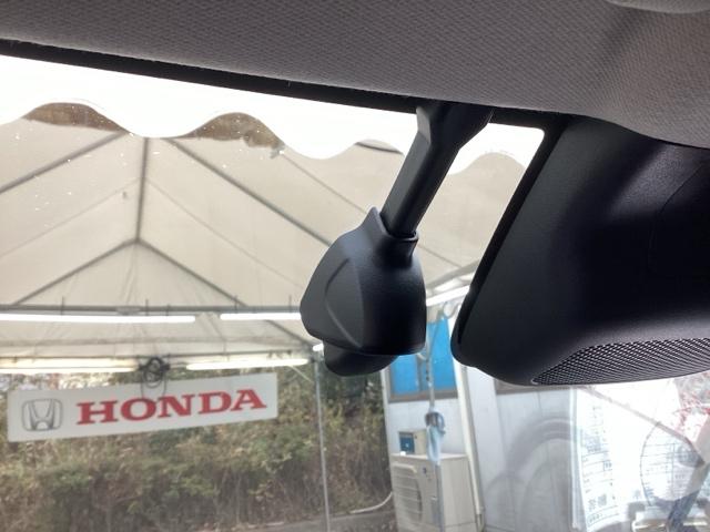 ヴェゼル ｅ：ＨＥＶＺ　純正ナビ　フルセグ　リアカメラ　衝突回避支援ブレーキ機能　スマキ　Ｐトランク　フルオートエアコン　Ｄレコ　エアバッグ　両席エアバック　Ｒカメ　パワーウィンドウ　ＬＥＤランプ　ソナー　クルーズＣ　ＵＳＢ（23枚目）