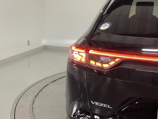 ヴェゼル ｅ：ＨＥＶＺ　純正ナビ　フルセグ　リアカメラ　衝突回避支援ブレーキ機能　スマキ　Ｐトランク　フルオートエアコン　Ｄレコ　エアバッグ　両席エアバック　Ｒカメ　パワーウィンドウ　ＬＥＤランプ　ソナー　クルーズＣ　ＵＳＢ（36枚目）