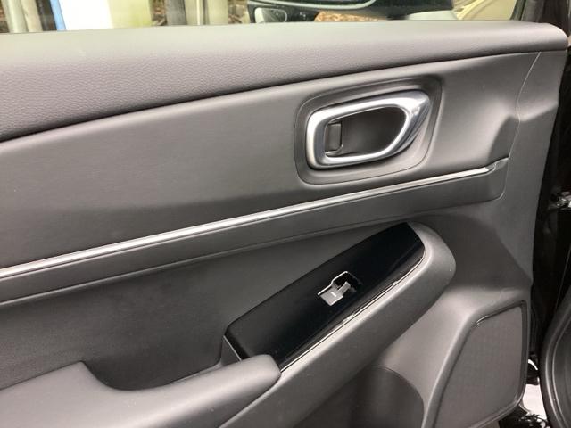 ヴェゼル ｅ：ＨＥＶＺ　純正ナビ　フルセグ　リアカメラ　衝突回避支援ブレーキ機能　スマキ　Ｐトランク　フルオートエアコン　Ｄレコ　エアバッグ　両席エアバック　Ｒカメ　パワーウィンドウ　ＬＥＤランプ　ソナー　クルーズＣ　ＵＳＢ（39枚目）