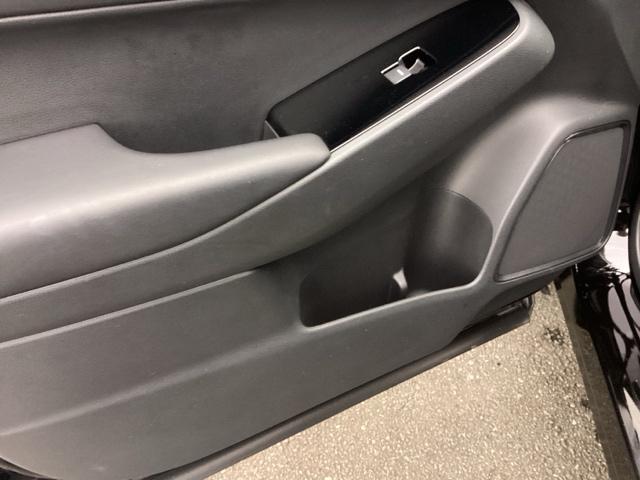 ヴェゼル ｅ：ＨＥＶＺ　純正ナビ　フルセグ　リアカメラ　衝突回避支援ブレーキ機能　スマキ　Ｐトランク　フルオートエアコン　Ｄレコ　エアバッグ　両席エアバック　Ｒカメ　パワーウィンドウ　ＬＥＤランプ　ソナー　クルーズＣ　ＵＳＢ（40枚目）