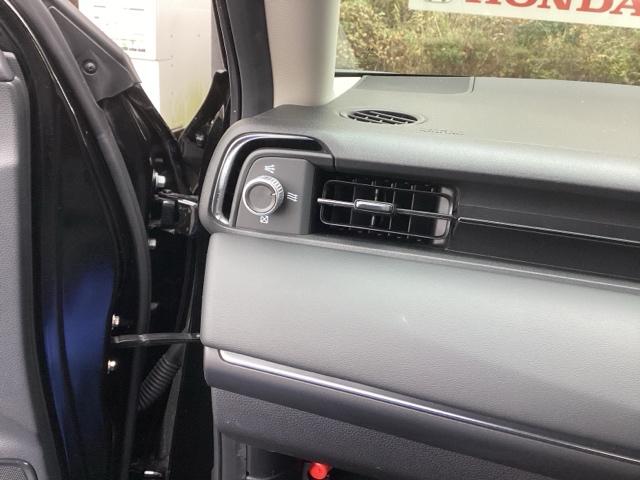 ヴェゼル ｅ：ＨＥＶＺ　純正ナビ　フルセグ　リアカメラ　衝突回避支援ブレーキ機能　スマキ　Ｐトランク　フルオートエアコン　Ｄレコ　エアバッグ　両席エアバック　Ｒカメ　パワーウィンドウ　ＬＥＤランプ　ソナー　クルーズＣ　ＵＳＢ（42枚目）