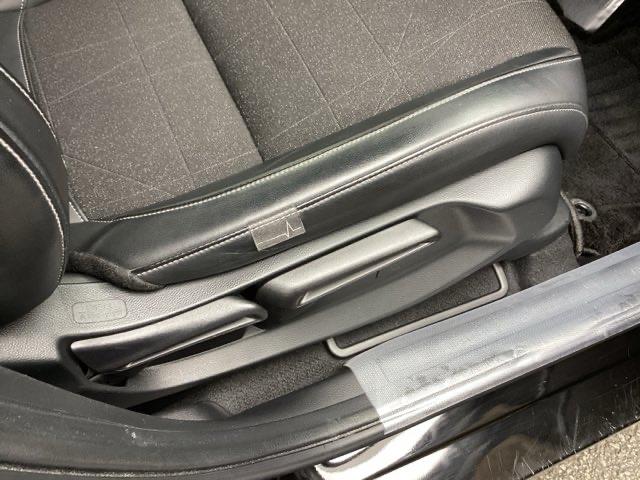 ヴェゼル ｅ：ＨＥＶＺ　純正ナビ　フルセグ　リアカメラ　衝突回避支援ブレーキ機能　スマキ　Ｐトランク　フルオートエアコン　Ｄレコ　エアバッグ　両席エアバック　Ｒカメ　パワーウィンドウ　ＬＥＤランプ　ソナー　クルーズＣ　ＵＳＢ（47枚目）