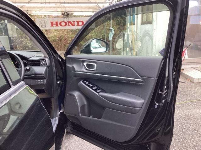 ヴェゼル ｅ：ＨＥＶＺ　純正ナビ　フルセグ　リアカメラ　衝突回避支援ブレーキ機能　スマキ　Ｐトランク　フルオートエアコン　Ｄレコ　エアバッグ　両席エアバック　Ｒカメ　パワーウィンドウ　ＬＥＤランプ　ソナー　クルーズＣ　ＵＳＢ（48枚目）