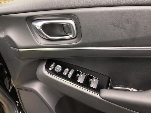 ヴェゼル ｅ：ＨＥＶＺ　純正ナビ　フルセグ　リアカメラ　衝突回避支援ブレーキ機能　スマキ　Ｐトランク　フルオートエアコン　Ｄレコ　エアバッグ　両席エアバック　Ｒカメ　パワーウィンドウ　ＬＥＤランプ　ソナー　クルーズＣ　ＵＳＢ（49枚目）