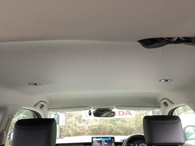 ヴェゼル ｅ：ＨＥＶＺ　純正ナビ　フルセグ　リアカメラ　衝突回避支援ブレーキ機能　スマキ　Ｐトランク　フルオートエアコン　Ｄレコ　エアバッグ　両席エアバック　Ｒカメ　パワーウィンドウ　ＬＥＤランプ　ソナー　クルーズＣ　ＵＳＢ（52枚目）